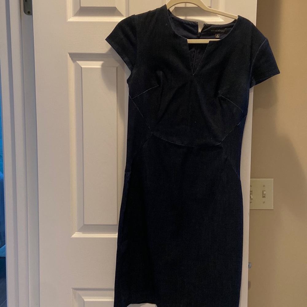 Jean dress to the knee .